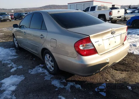 2002 Toyota Camry Le z USA, uszkodzony, nr VIN 4T1BE32K02U032979